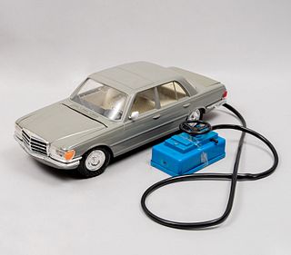 Automóvil a control remoto. Mercedes Benz a escala. México. Años 80. Marca Ensueño. Estructura en material sintético. Alambrico.