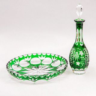 Licorera y centro de mesa. Alemania. Siglo XX. Elaborados en cristal de Bohemia color verde. 5 x 28 cm Ø (mayor)