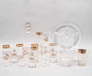 Lote 23 piezas. Diferentes orígenes. Siglo XX. Elaborados en cristal y vidrio. Consta de: platón botanero, cenicero, otros.