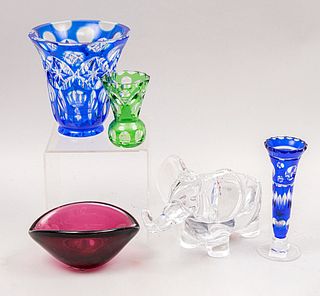 Lote de 5 piezas. Origen europeo. En cristal de Murano y bohemia. Consta de: elefante, centro de mesa, florero y 2 violeteros.