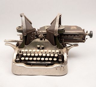 Máquina de escribir. Estados Unidos. Siglo XX. Marca: Oliver Typewriter. Elaborada en color negro. Mecanismo manual.