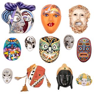 Lote de 12 máscaras. México, Japón, Tailandia, España e Italia. Siglo XX. Elaboradas en cerámica, papel maché, cartón y barro.