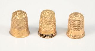 Three gold thimbles, one with enameling, 10.8 gr.