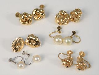 Five pairs of 14K gold screw back and clip-on earrings, 20.5 gr.