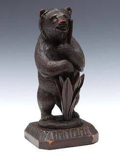 AN EARLY 20TH CENTURY BLACK FOREST CARVED BEAR FIGURE