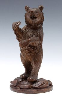 AN EARLY 20TH CENTURY BLACK FOREST BEAR WOOD CARVING