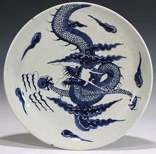 A CHINESE PORCELAIN CHARGER WITH DRAGON, FLAMING PEARL