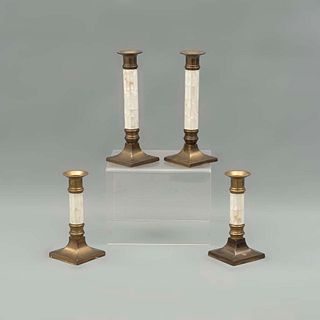 Lote de 4 candeleros. Siglo XX. Elaborados en metal dorado. Con arandelas circulares y fustes con aplicaciones de concha nácar.