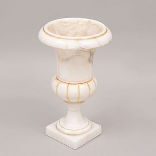Lámpara de mesa. Italia. Siglo XX. Diseño a manera de copón. En talla de mármol blanco jaspeado. Electrificada para una luz.