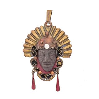Pendiente con piedra y cobre. Rostro de personaje prehispanico en piedras con penacho. Circa 1950. Peso: 41.3. g.