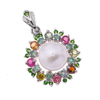 Pendiente con perla, esmeraldas y turmalinas en plata .925. 1 perla de botón color blanco de 10 mm. 8 esmeraldas corte redondo.<...