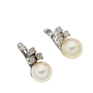 Par de aretes con perlas y simulantes en plata .925. 2 perlas cultivadas color crema de 7 mm. Peso: 4.4 g.