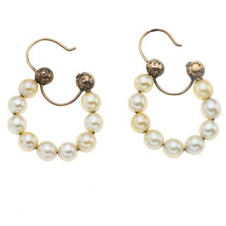 Par de aretes con perlas en oro amarillo de 10k. 18 perlas cultivadas color gris, y crema de 6 mm. Peso: 13.0 g.