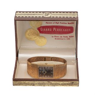 Reloj Girard Perregaux. Movimiento manual. Caja cuadrada en acero gold plated de 20 micras. Carátula color café con índices de...