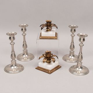 Lote de 6 candeleros. Siglo XX. Diferentes diseños. En pewter Selangor, metal dorado y mármol blanco. Unos con arandelas florales.