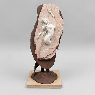 Othón (Siglo XX). Escultura con desnudo femenino en alto relieve. Firmada. Resina sobre laja pétrea y estructura de lámina de hierro.