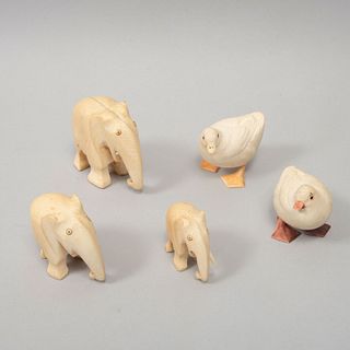 Lote de 5 animales miniatura. Origen oriental. S XX. Elaborados en marfil. Consta de: 3 elefantes, 2 aves. Esgrafiados. 6 cm de alto
