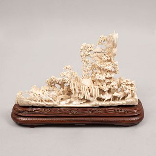 Paisaje. Origen asiático. Siglo XX. Elaborado en talla de marfil con base de madera. 19 x 29 x 7 cm