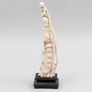 Dios de la longevidad Shou Xing. Origen oriental, siglo XX. En talla de marfil. Con base de madera.