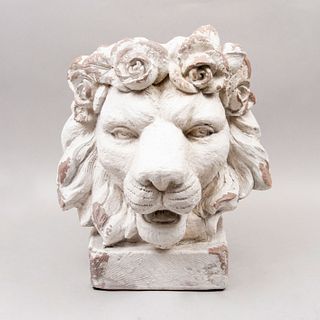 Remate de cabeza de león. Siglo XX. Elaborado en fibra de vidrio. Con cuenco para maceta. 40 x 40 x 40 cm