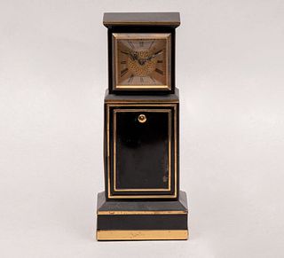 Reloj de mesa - cigarrera. Alemania siglo XX. Estructura de metal y mecanismo de cuerda de la marca Europa. 22 cm de altura