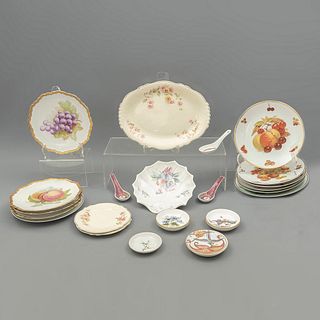 Lote de 22 platos y platones. Diferentes orígenes y marcas. Siglo XX. Elaborados en porcelana, algunos de Bavaria.