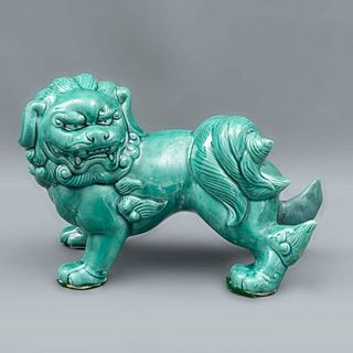 León de Fu. Origen oriental. Siglo XX. Elaborado en cerámica. Color verde. 19 x 32 x 14 cm