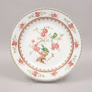 Platón. Alemania. Siglo XX. Elaborado en porcelana Kaiser. Modelo Taíwan. Decorado con elementos vegetales, florales y aves.