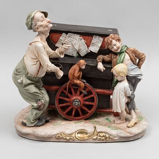 Organillero ambulante. Italia, siglo XX. En porcelana tipo Capodimonte acabado gres con caja musical de cuerda. 27 x 29 x 18 cm