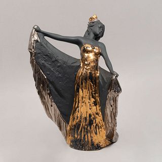 Bailarina. España Siglo XX. Elaborada en porcelana Nadal acabado gres. Decorada con esmalte dorado y plateado. 34 x 23 cm