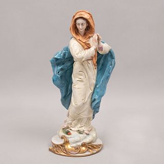 Virgen Apocalíptica. Italia, siglo XX. Diseño de Bruno Merli. Elaborada en porcelana Capodimonte King´s acabado brillante.