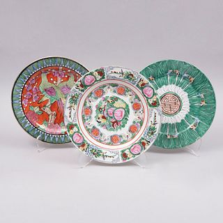 Lote de 3 platos. China. SXX. Elaborados en porcelana policromía. Sellados. Decorados con elementos vegetales, florales y orgánicos.