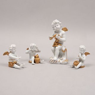 Lote de 4 amorcillos. Italia. Siglo XX. Elaborados en porcelana Capodimonte. Uno sentado sobre rocalla. Decorados con esmalte dorado.