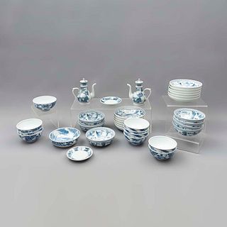 Servicio abierto de vajilla. China. Siglo XX. En porcelana. Consta de: 2 jarras para sake ,2 platos base, 12 platos, otros. Piezas 3.