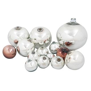 Lote de 12 esferas. Siglo XX. Elaboradas en vidrio soplado color plateado y rosado. Acabado metálico. Diferentes tamaños.