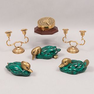Lote de 6 artículos decorativos. Siglo XX. Consta de: Patos con aplicaciones de bronce con cuerpo en talla de madera, otros.