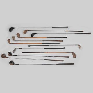 Colección de 12 bastones de golf. EUA y Escocia, siglo XX. En madera tallada con aplicaciones de metal, resina e hilo.