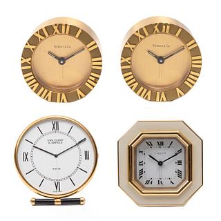 Lote de 4 relojes de mesa. Francia y Estados Unidos SXX Elaborados en metal dorado. Consta de: Marca Van Cleef & Arpels, Cartier y otro