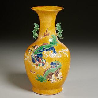 Chinese Sancai foo dog Yuhuchunping vase