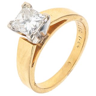 SOLITAIRE DIAMOND RING. 18K YELLOW GOLD