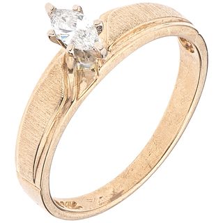 SOLITAIRE DIAMOND RING. 14K YELLOW GOLD