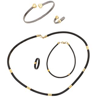 CHOKER, TWO WRISTBANDS AND TWO RINGS. 14K YELLOW GOLD, STEEL AND RUBBER