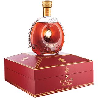 Rémy Martin. Louis XIII. Grande Champagne Cognac. Licorera de cristal de baccarat con tapón. Carafe no. AR 3546. En estuche de lujo.