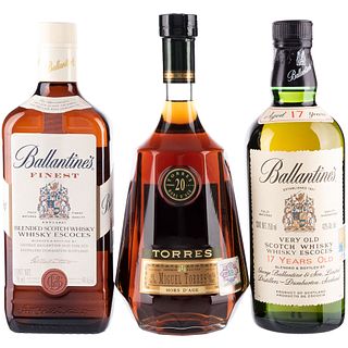 Whisky y Brandy. a) Ballantine's. 17 años. Blended. Scotch Whisky. b) Ballantine's. Finest. c) Torres. 20 años. Brandy. Piezas: 3.