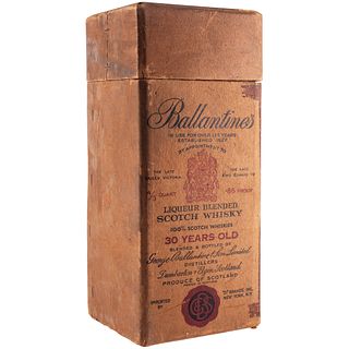 Ballantine's. 30 años. Blended. Scotch whisky. Licorera de cristal con tapón. En estuche.