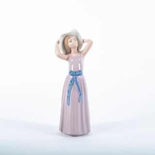 Lladro Porcelain Figurine, Trying On A Straw Hat 01005011