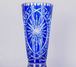 Florero. Siglo XX. Elaborado en cristal de Bohemia color azul. Decorado con elementos geométricos, vegetales y facetados. 31 x 16.5 cm