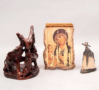 Lote de 3 piezas. Siglo XX. Elaborados en madera, hueso e impresión sobre madera. Consta de: elefantes, Theotokos y jirafa.