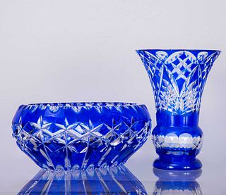 Florero y centro de mesa. Origen europeo. Siglo XX. Elaborados en cristal tipo bohemia en color azul. Piezas: 2.
