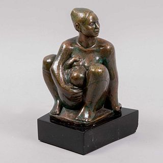 ALBERTO DE LA VEGA. Maternidad. Firmado y fechado 1954. Fundición en bronce patinado. 20 cm de altura.